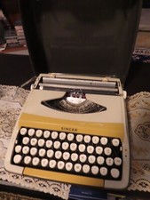 Singer Scholastic Typewriter ~ Vintage ~ With Case-tested thumbnail