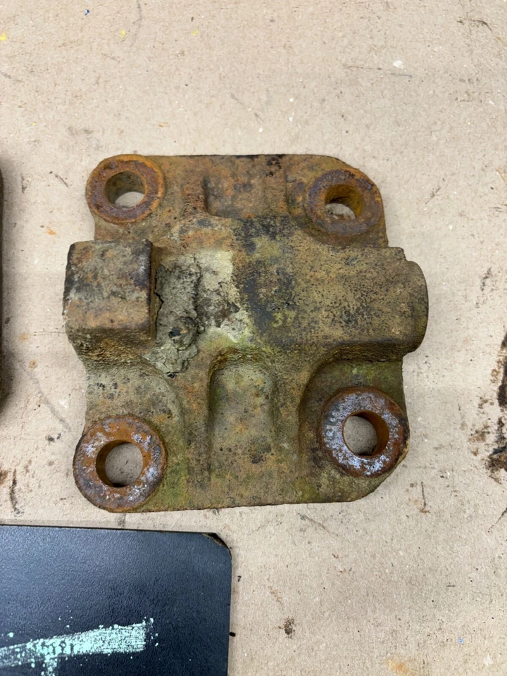 Chevrolet GMC K20 K30 K10 1973 1987 1991 BARRA ESTABILIZADORA DELANTERA SOPORTES HOJA PLACA DE PERNO EN U Foto 3 de 4