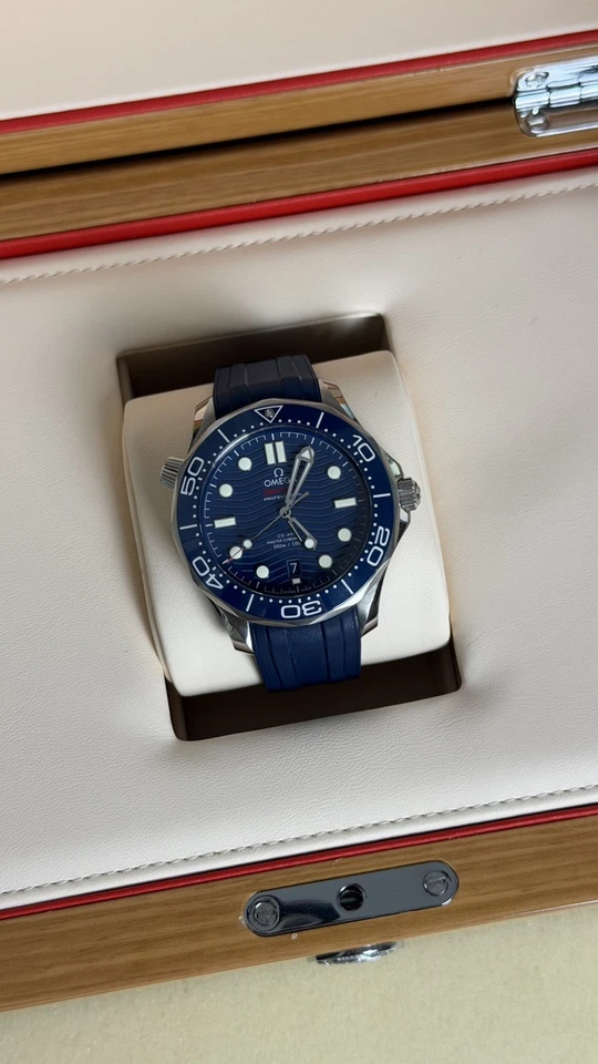 OMEGA Seamaster Diver 300M 42mm Blue Wave Dial Rubber Strap Auto Date, photo 3 of 5