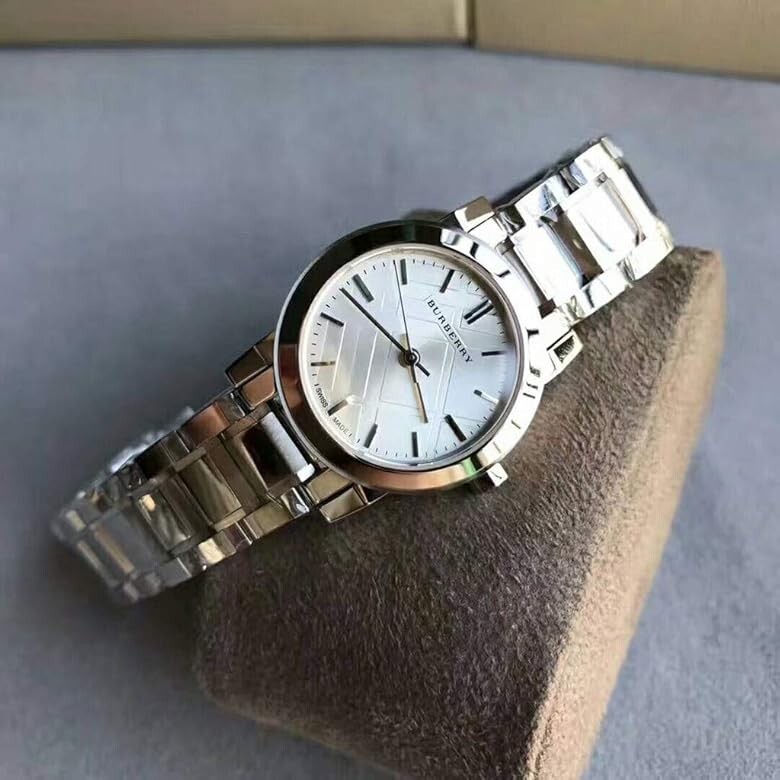Montre femme Burberry Swiss Made en argent chic et intemporel