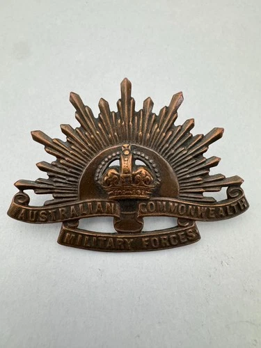 WW2 Australian Commonwealth Military Forces Slouch Cap Badge