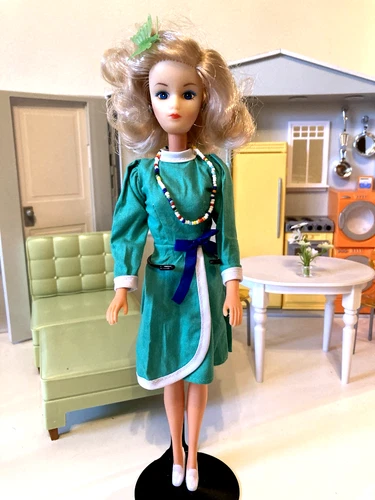 Barbie Blonde OCEAN TOYS CLONE Doll Vtg Green Dress Necklace Shoes