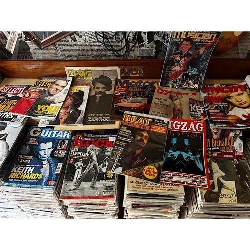 FOO FIGHTERS ROCK AND FOLK MAGAZINE JUNE 1997 - DAVE GROHL COLOUR COVER FRENCH - Image 2 of 2