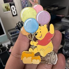 Spilla smaltata Disney Winnie the Pooh con palloncini e vaso di miele