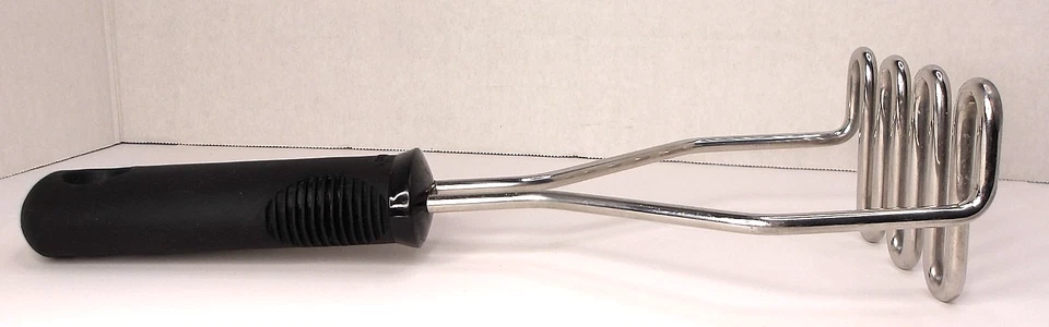 Trituradora de patatas OXO Good Grips, acero inoxidable/silicona, negra, 10 pulgadas Foto 4 de 4