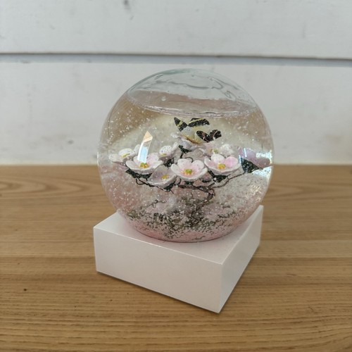 CoolSnowGlobes Schmetterling auf Ast Schneekugel Kirschblüten 4-7/8" hoch - Bild 5 von 13