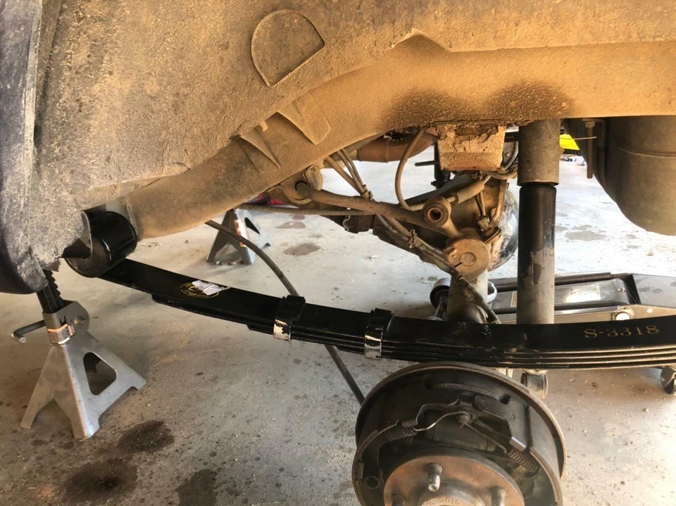 Crown Automotive 4886186AA Set of 2 Rear Leaf Springs for 84-01 Jeep Cherokee XJ Foto 3 de 4