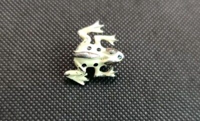 Petite Enamel Frog Vintage Brooch Pin Silver Tone Unsigned