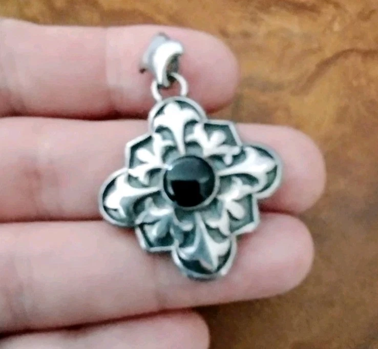 Colgante medallón gótico flor de lis, cruz de motociclista vintage de plata de ley 925   Foto 2 de 4