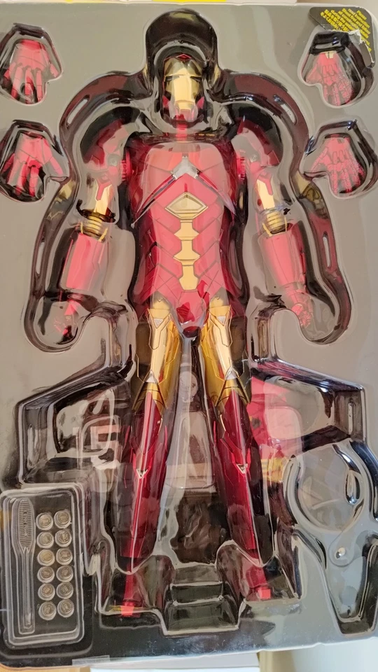 Hot Toys IRONMAN Mark 15 - MMS396 - Sneaky Retro Armour (RA) - image 3 of 4