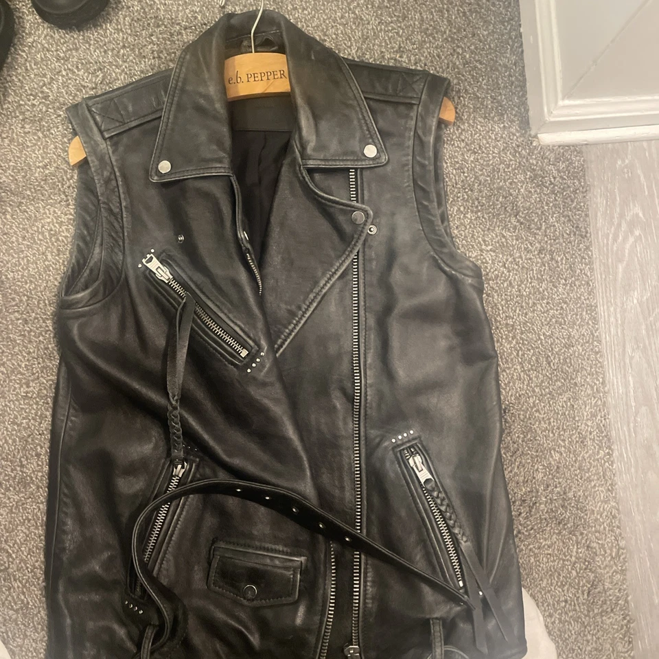 Chaleco sin mangas de cuero negro ALL SAINTS talla pequeña nuevo con etiquetas venta al por menor 695,00 Foto 2 de 4