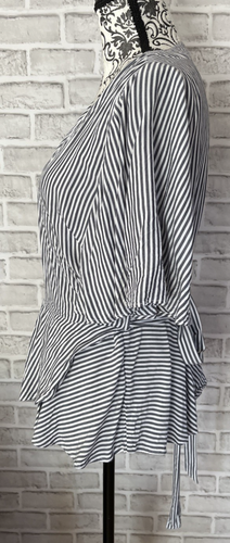 Blusa envolvente manga corta a rayas gris oscuro y blanco LOFT, talla M - Imagen 2 de 5