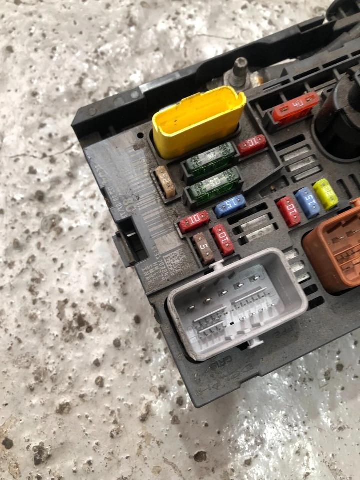 Caja de fusibles Peugeot Partner BSM R04 9807028780 diésel 1560cc 2015 MPV s65 Foto 3 de 4