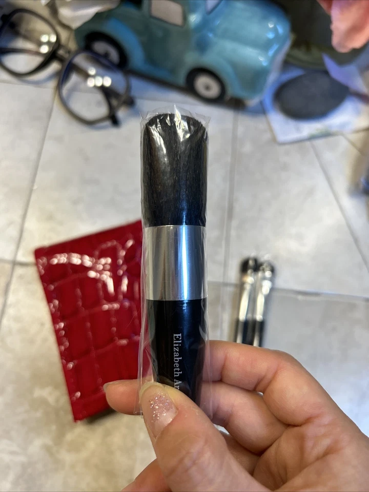 NUEVO Juego de 3 brochas de maquillaje Elizabeth Arden con bolsa roja Foto 3 de 4