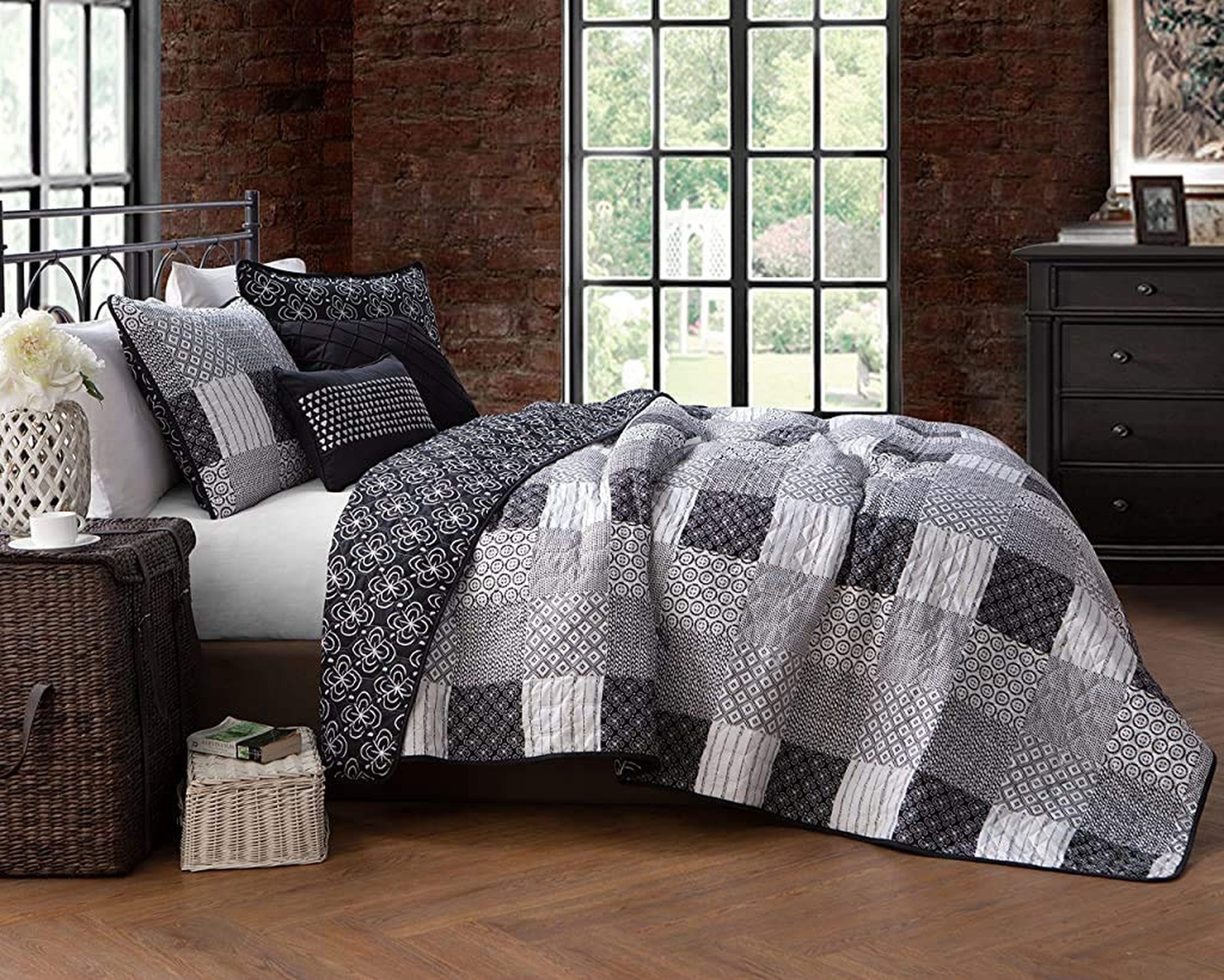 Avondale Manor 5 Piece Evangeline Quilt Set, Queen, Black/Wh