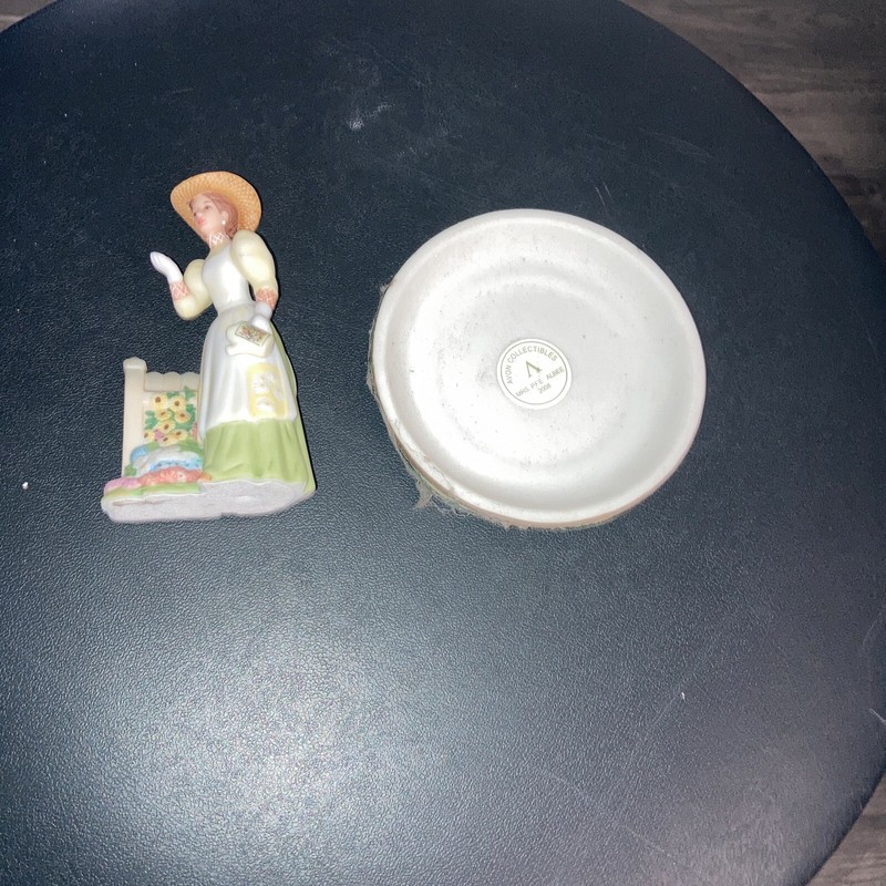 Mrs. Albee President's Club Award 2008 Avon Porcelain Figurine 5.5x3.25x9.25" Co