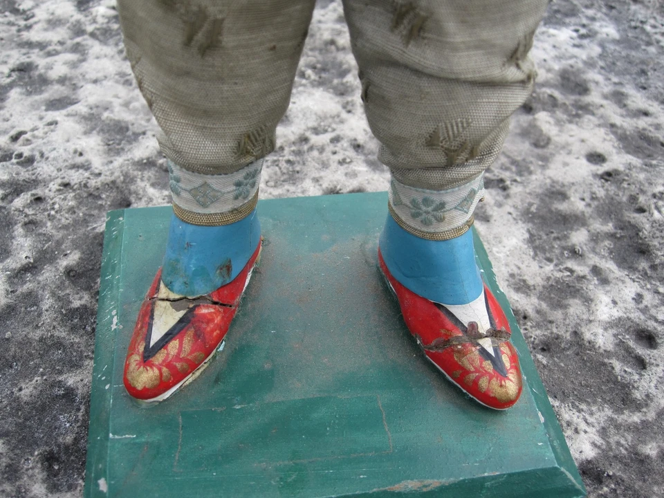 BRINCOS ANTIGOS CHINESES ESTÁTUA DE CACHIMBO DE OURO ÓPIO BONECA FEMININA SAPATOS DA MODA CHINA - Imagem 4 de 4