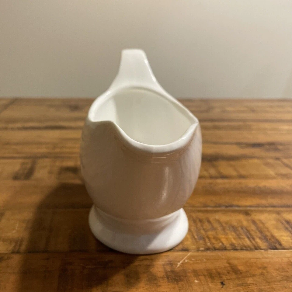 10 Strawberry Street Gravy Boat White Porcelain Sauce Bowl Boat - Image 2 of 4