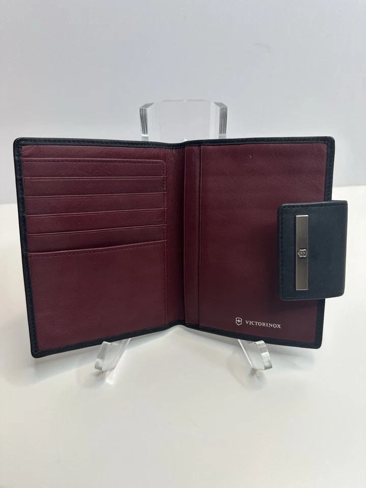 Бумажник Victorinox тонкий черный кожаный для паспорта с бордовым интерьером б/у в отличном состоянии! - Изображение 3 из 4