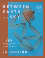 Between Earth And Sky | 100 Days Of Deep Looking In The Place Of The Dead | Buch