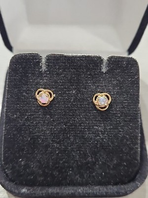 Kleine Liebesknoten-Ohrstecker 9 kt Gelbgold natürlicher Opal