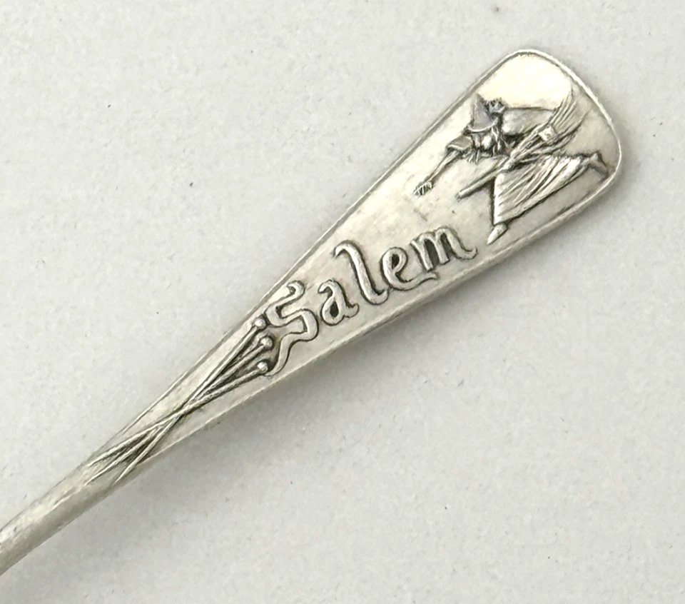 Cuchara Durgin Sterling Souvenir Demitasse BRUJA SALEM 4 1/4" Daniel Low Foto 2 de 4