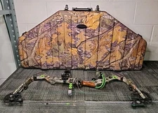 Matthews SoloCam Wooden Grip RH Switchback XT Compound Bow with Vanguard Case