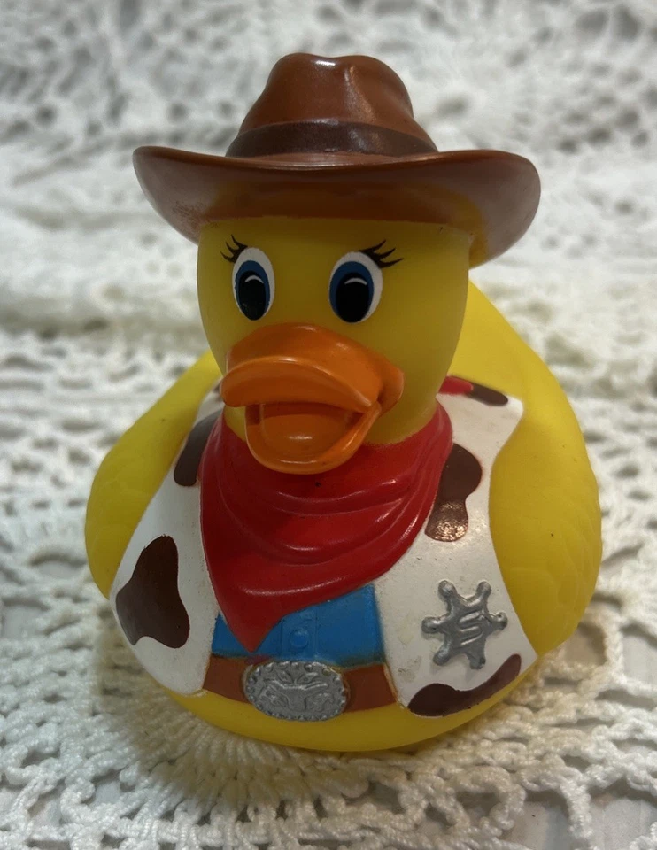 MUNCHKIN HOT Amarillo Vaquero Goma Pato Western 2005 PVC Baño Juguete 3" Crucero Foto 2 de 4