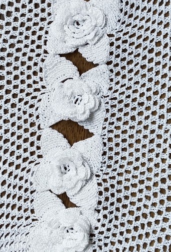 ORIGINAL VINTAGE HANDMADE WHITE COTTON CROCHET DOILY MAT RUNNER With Rose Design - Picture 2 of 3