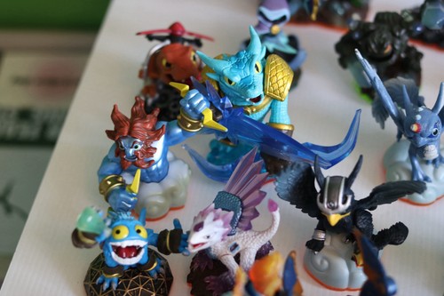 Skylanders Pacchetto Figurine Miste Joblot Con Borsa Portaoggetti - Foto 7 di 20