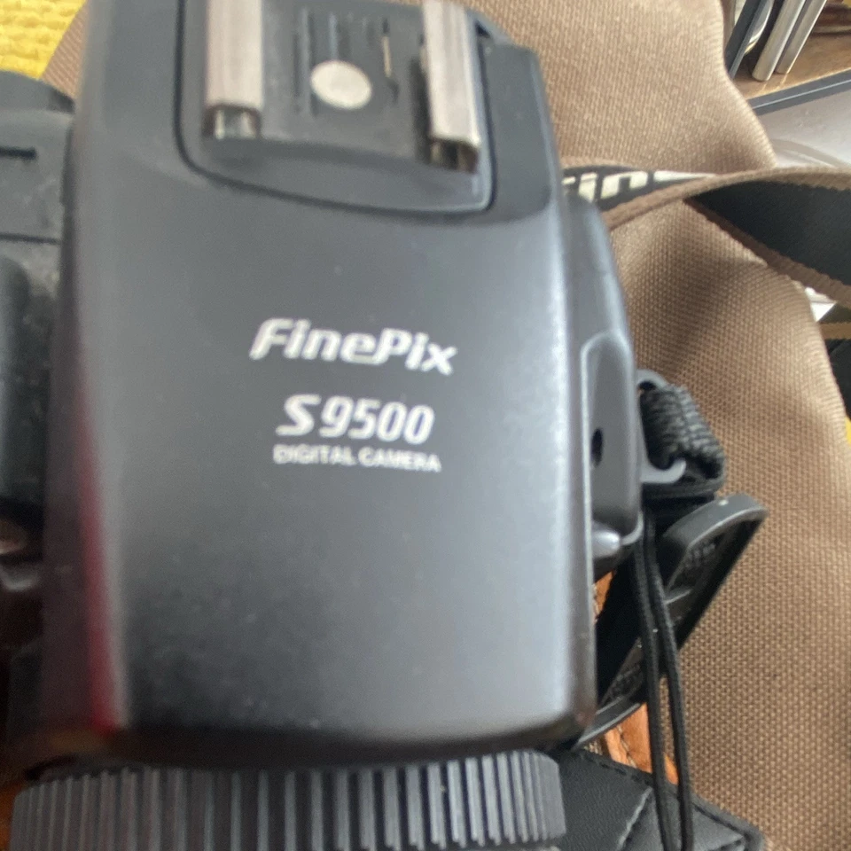 Fujifilm FinePix S9500 Bridge Camera 9MP 10.7x Zoom Black Hot Shoe Cap, photo 2 of 5