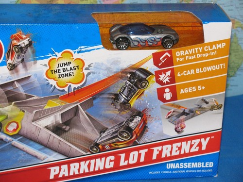 HOT WHEELS PARKING LOT FRENZY PLAY SET ONE CAR INCLUDED ***BRAND NEW*** - Picture 4 of 12