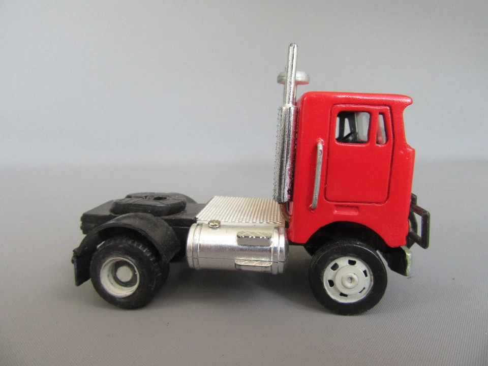 C276 Kit Plastique Assemblé Kenworth K100 Camion USA 2 Essieux 1980 Rouge - Photo 3/4