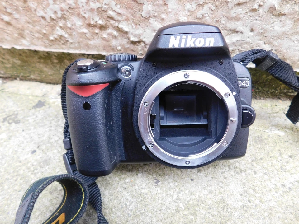 Nikon D40 Digital SLR Camera Body Nikon F-mount Body Only UNTESTED PARTS ONLY - Image 2 of 4