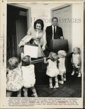1971 Press Photo Peggy and William Kinast say goodbye to quints in New Jersey