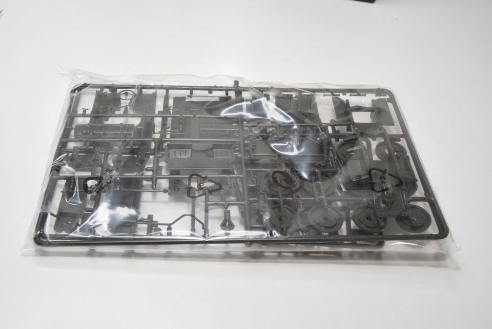 B28 1:35 REVELL 03025 LAND ROVER 109 SERIE III AMBULANZA MILITARE MIB - Immagine 3 di 4