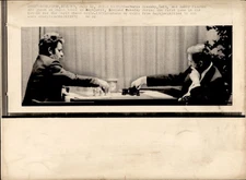 LG114 1972 AP Wire Photo CHESS MASTERS BOBBY FISCHER vs BORIS SPASSKY IN ICELAND