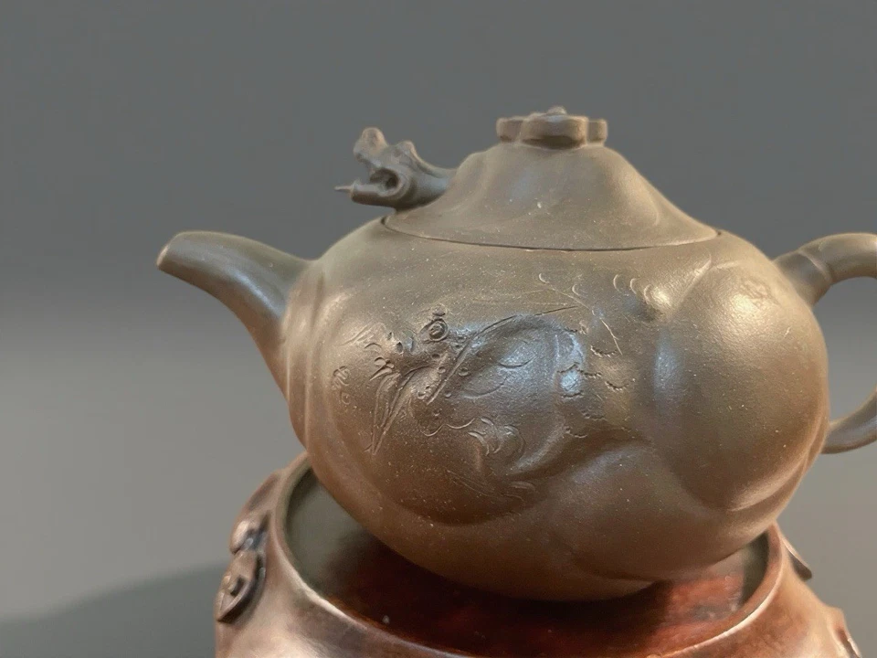 Old Yixing Natural Zisha Clay Dragon Head Teapot with Three Cups, 老宜興龍首原礦泥紫砂壺紫砂杯 - Image 4 of 4