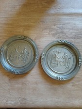 Zinn Teller 2 St&uuml;ck Ca 10 Cm. Durchmesser. Wirtshauszene Siehe Foto. Gestempelt