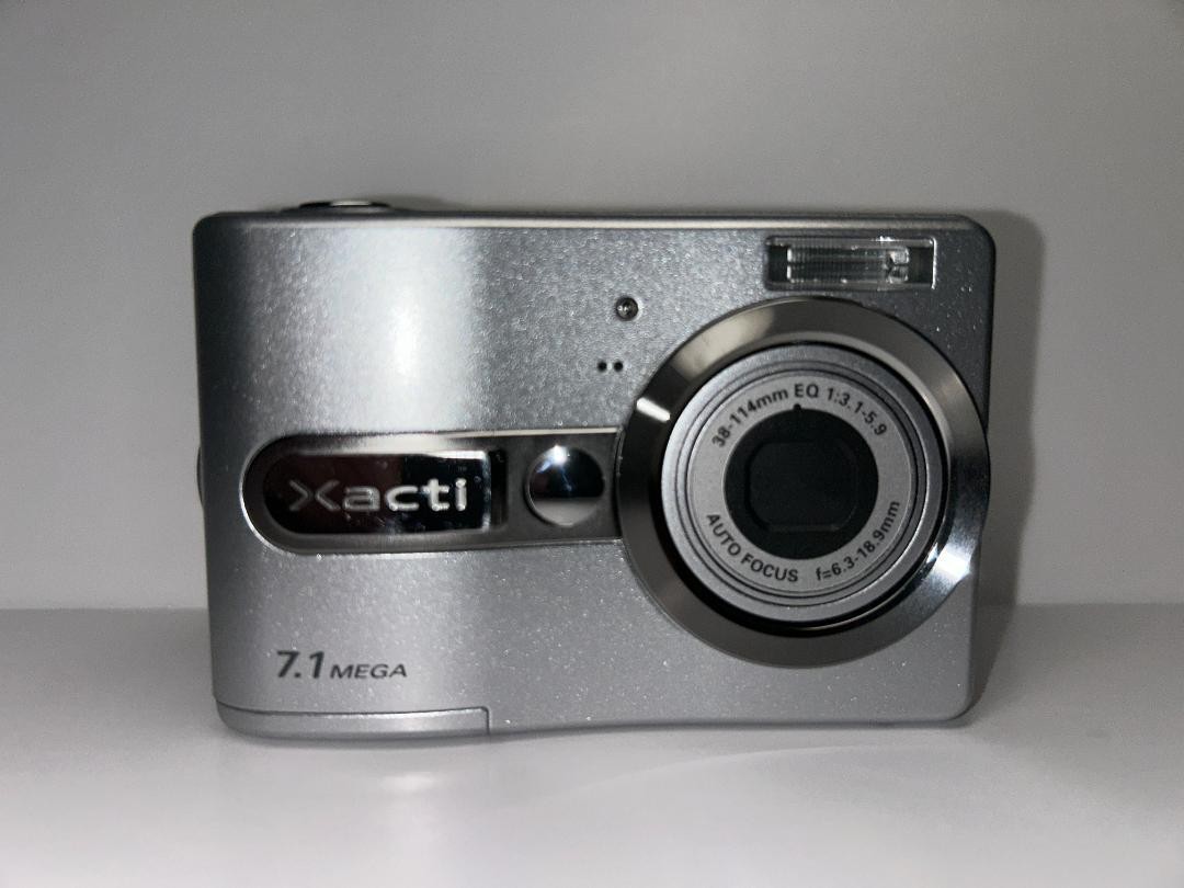 SANYO Xacti DSC-S75 Compact digital camera AA battery