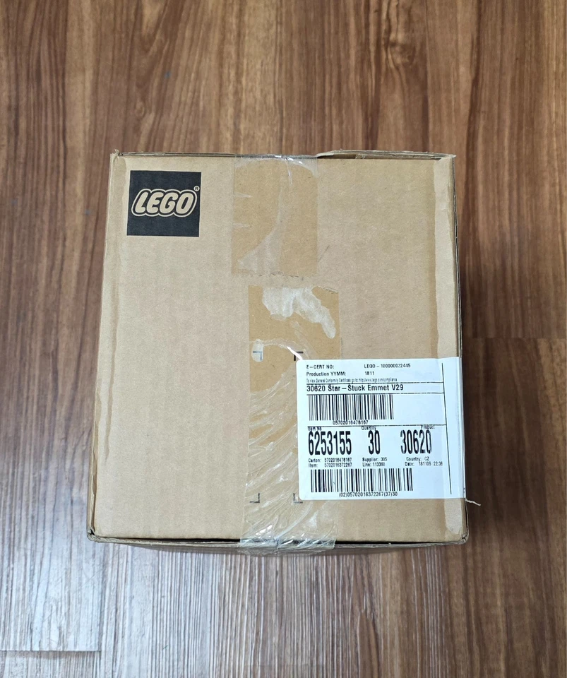 LEGO Case of 30 LEGO MOVIE 2 30620 Star-Stuck Emmet NEW SEALED RETIRED Polybags - Image 3 of 4