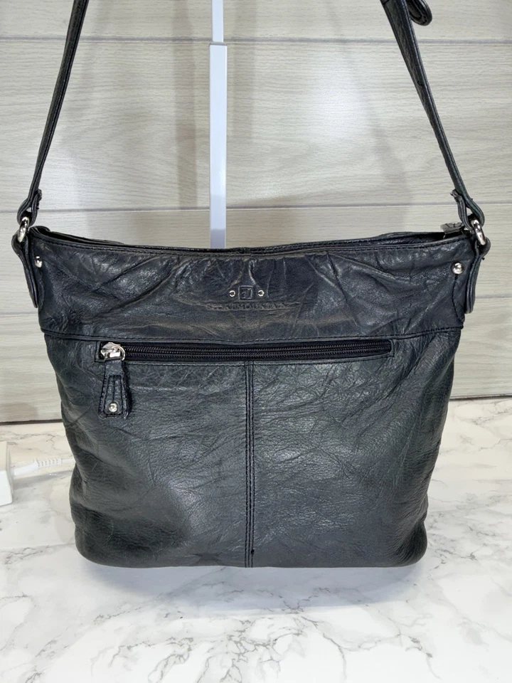 Bolso de hombro Stone Mountain de cuero negro con correa ajustable Foto 2 de 4
