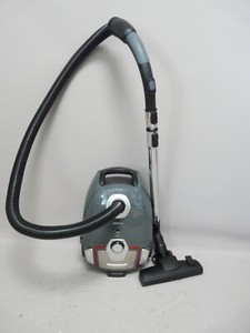 Amazon Basics  Zylinder Staubsauger leistungsstark mit Beutel 700W grau-rot 700W