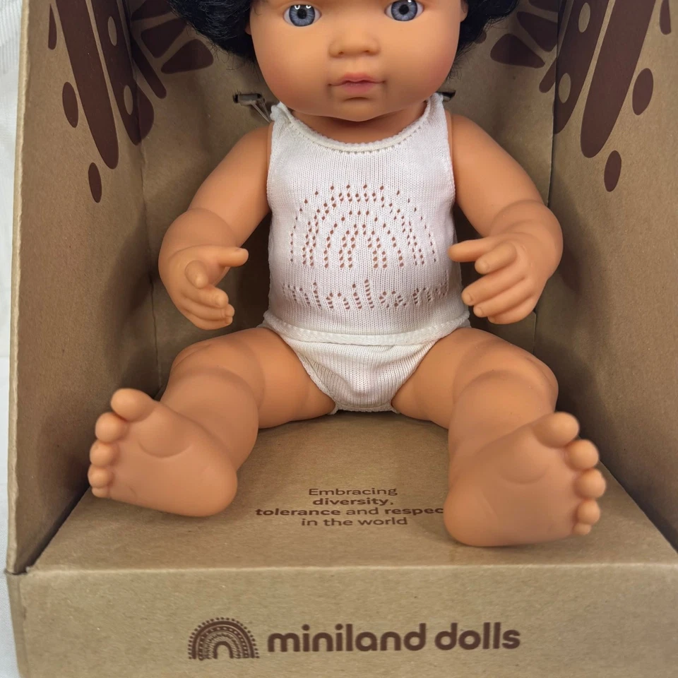 Muñeca bebé educativa Miniland niño caucásico pelo rizado negro 15 pulgadas Foto 3 de 4