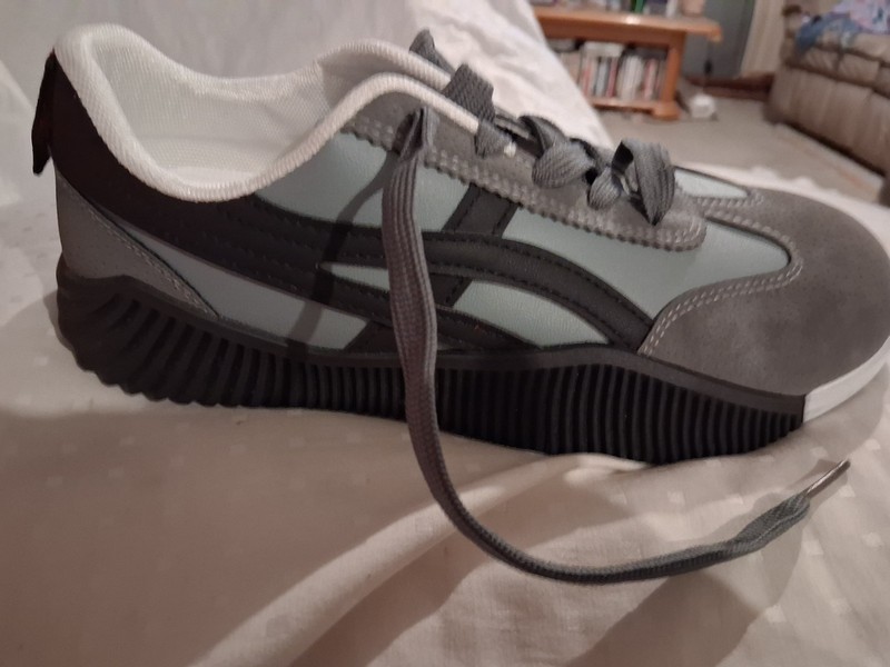 de florence shoes. grey and black size 7.5. still has tags on them