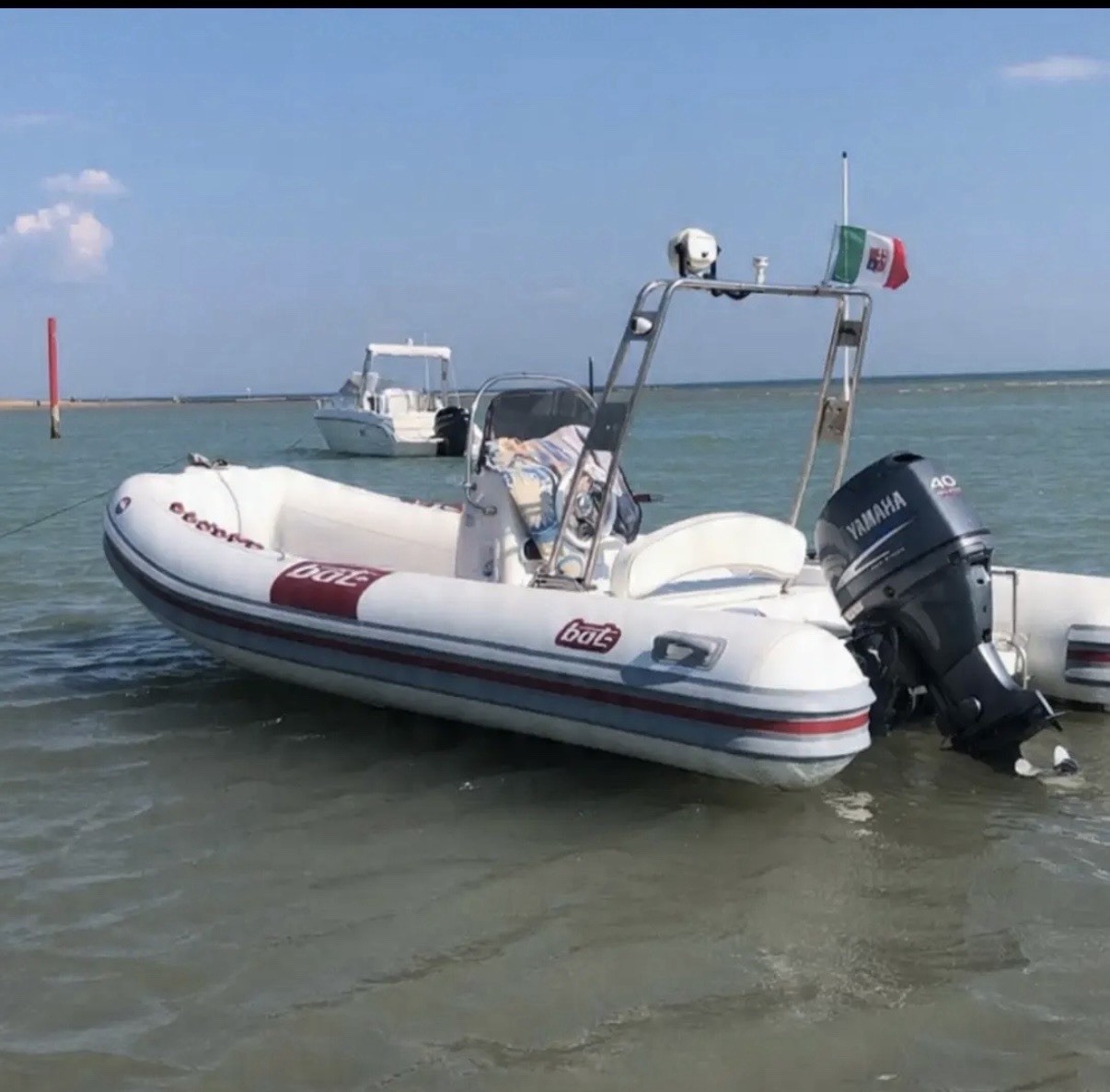 BAT Gommone bianco/rosso con Yamaha 40 4T fuoribordo e console Lowrance foto 3