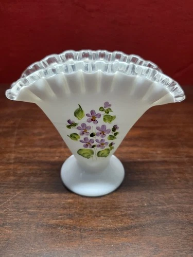 Fenton White Silver Crest Fan Vase W / Purple Violets In The Snow, Vintage