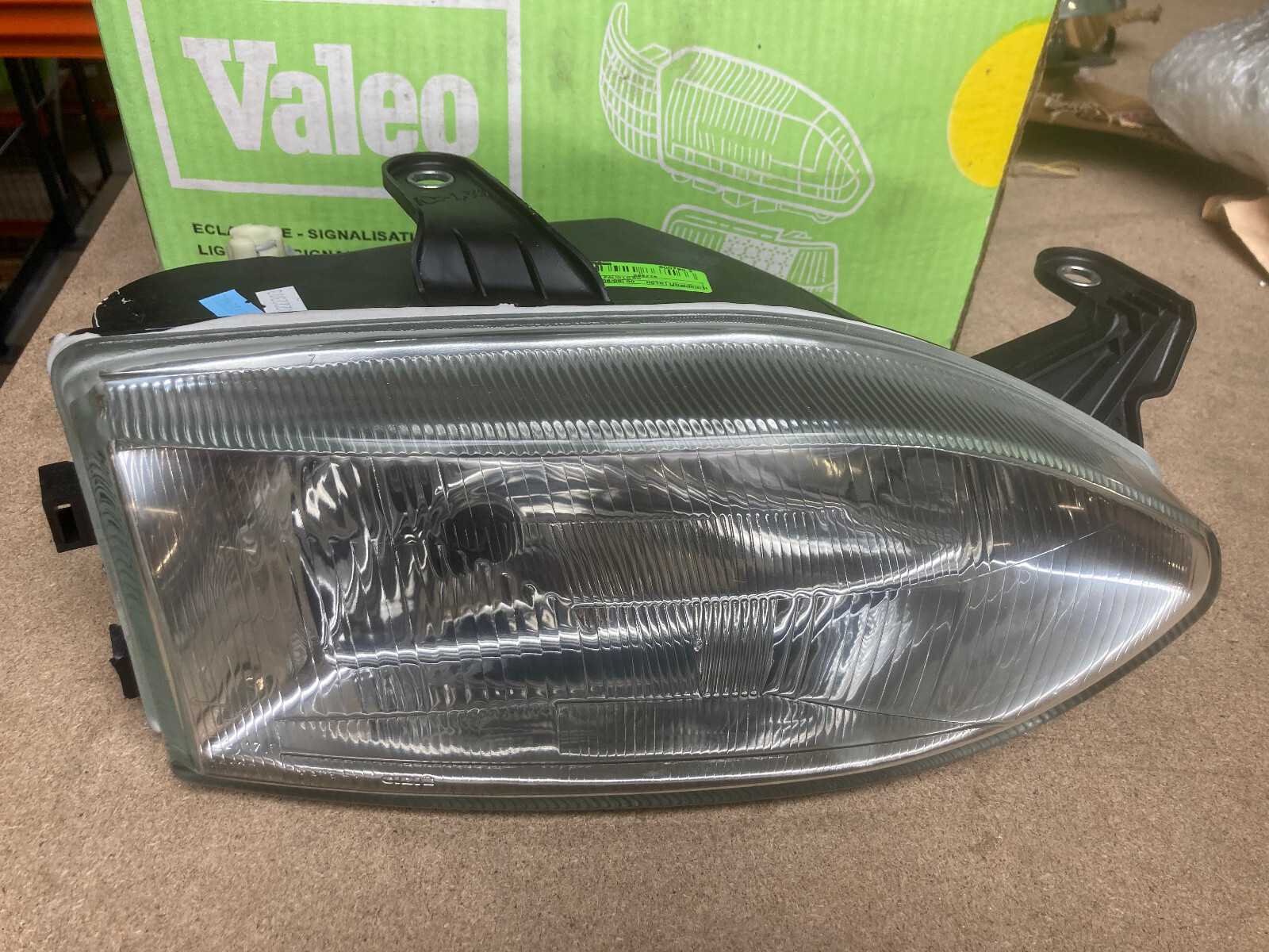 Phare droit H4 pour Fiat Palio : roulez la nuit en sécurité avec ce projecteur Valeo