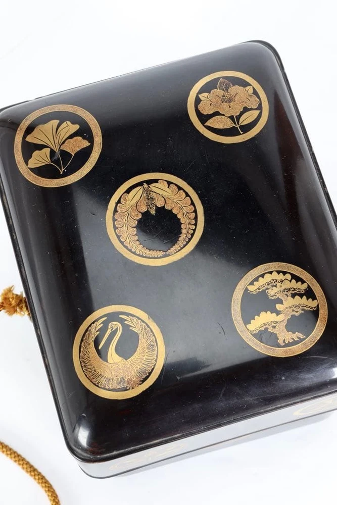 Jubako Bento Box Japanese Period piece lacquered black lacquer family crest maki