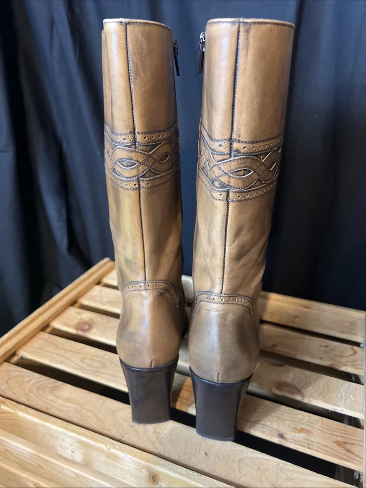 Женские сапоги Via Spiga размер 7,5 коричневые кожаные с вышивкой сбоку на молнии на сложенном каблуке - Изображение 4 из 4